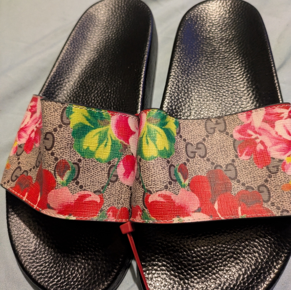 Gucci Black and Red Sandals with Iconic Design - Picture 4 of 5